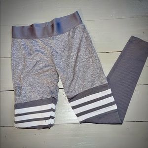 Small light grey bombshell leggings.